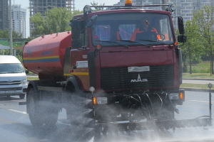 Мини-репортаж: как дорожные службы Минска не дают асфальту плавиться от жары