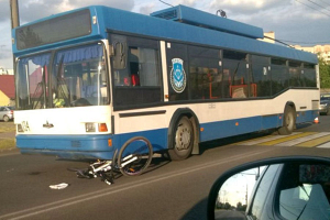 В Бресте троллейбус сбил на пешеходном переходе девочку на велосипеде