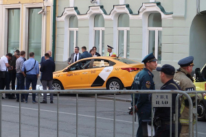 Автомобиль такси въехал в толпу людей в центре Москвы
