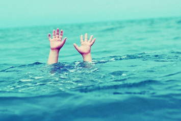 В Слонимском районе сотрудники ГАИ и очевидец спасли упавшего в озеро мальчика