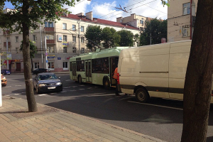 В утренний час пик на улице Сурганова в Минске столкнулись троллейбус и микроавтобус