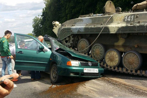 Боевая машина пехоты врезалась в легковой автомобиль на выезде из Гродно (видео)