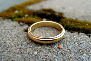 Познакомившись с девушкой в интернете, минчанин пригласил ее в гости, а она украла у него обручальное кольцо