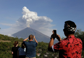 На Бали проснулся вулкан – закрыт аэропорт (ФОТО)
