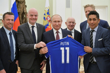 Путин встретился в Кремле с легендами мирового футбола  