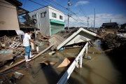Число жертв наводнения в Японии превысило 100 человек