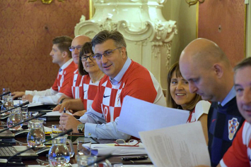 Фотофакт. Члены правительства Хорватии пришли на заседание в майках футбольной сборной