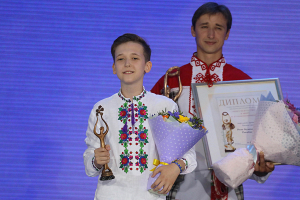Лукашенко вручил награду победителю детского конкурса на "Славянском базаре"