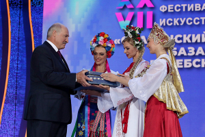 Президенту на «Славянском базаре» подарили пояс-оберег