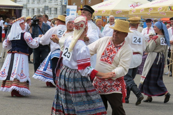 Танцуют все! Турнир бытовых танцев проходит на "Славянском базаре"