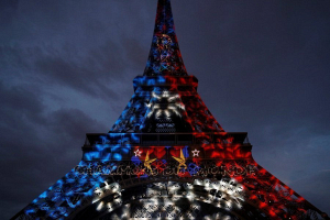 Франция празднует победу на ЧМ по футболу, Эйфелева башня окрасилась в цвета флага (ФОТО)