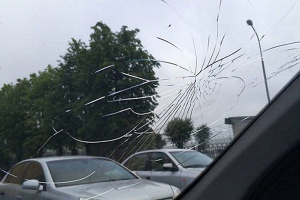 В Минске пьяный водитель разбил ногами лобовое стекло патрульной машины