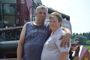 Семейный экипаж из Каменецкого района намолотил первую тысячу тонн зерна на Брестчине