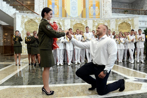 Фитнес-тренер позвал сотрудницу МЧС замуж во Дворце Независимости