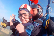 В небе — 8–летний парашютист