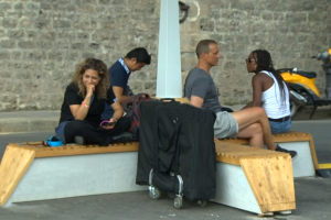 В Париже испытывают зоны прохлады с охлаждаемыми скамейками