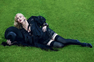 Мадонна накануне 60-летия снялась для обложки глянца в чулках и кружеве