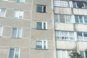 Семилетний мальчик выпал из окна многоэтажки