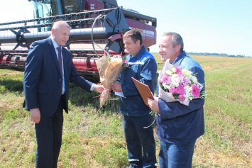 Экипаж из Кобринского района первым на Брестчине намолотил 2 тысячи тонн зерна 