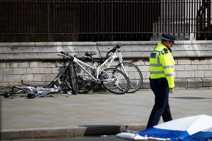 Британская полиция рассматривает наезд на людей у парламента как теракт