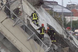 Под рухнувшим мостом в Генуе нашли выживших