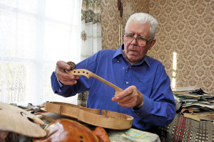  «Рождение музыкального инструмента — настоящее таинство»: мастер из Одельска создает у себя в агрогородке уникальный музей