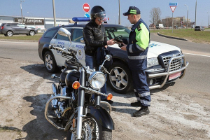 Мотоциклистов смогут лишать прав за езду на одном колесе или «без рук»