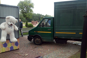 В витебском парке покатился припаркованный грузовик, пострадала женщина