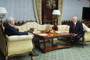 Лукашенко поблагодарил Сурикова за работу в Беларуси