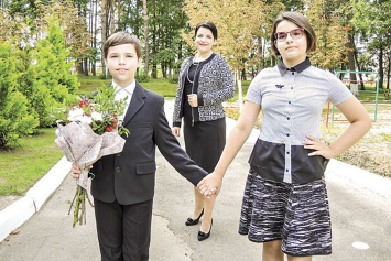 Собирает к 1 сентября многодетная семья Гавриленко из поселка Дружный Пуховичского района