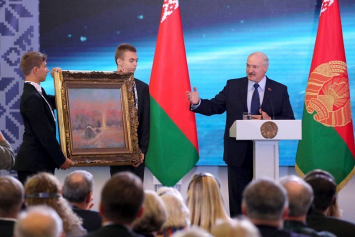 Лукашенко подарили картину, написанную космонавтом Алексеем Леоновым