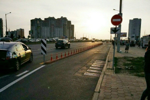 В Минске на остановках начали выделять искусственным бордюром полосу для общественного транспорта 