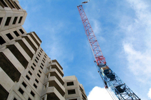 Строительство жилья в январе-августе сократилось на 13%, с господдержкой выросло почти на 37%