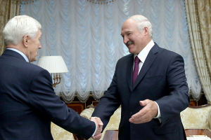 Лукашенко наградил Сурикова орденом Почета