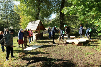 Волонтеры БРСМ благоустроили площадку около родника в агрогородке Селец Мстиславского района