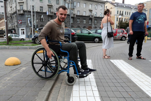 Наш корреспондент проехал по Минску в инвалидной коляске и испытал на себе качество безбарьерной среды