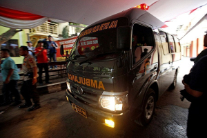 Полиция Индонезии начала ДНК-экспертизу фрагментов тел погибших в авиакатастрофе