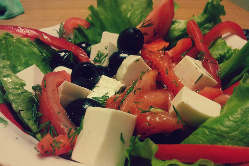 Греческий салат с фетаксой: рецепт с маслинами | Чудо-Повар