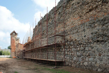 Реставрацию одной из стен Кревского замка планируется завершить до конца года 