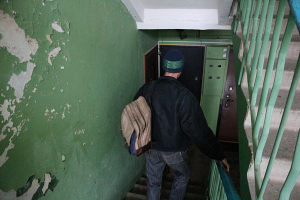 В Могилеве задолжавший за услуги ЖКХ мужчина остался без квартиры