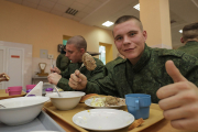 Армейская кухня: от котелка до шведского стола