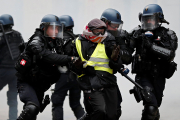 Демонстрантов уводят по-французски