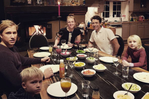 Домрачева опубликовала трогательные фото семейного ужина в Норвегии