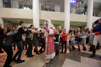 Актив Белорусского союза женщин поздравил с Новым годом 450 ребятишек