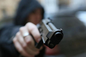 В Минске вооруженный пистолетом мужчина ограбил заправку