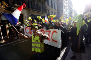 В Париже не до демократии