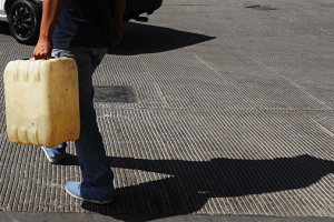 В Мехико автомобилисты сутки стоят в очереди на заправку