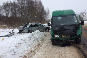 Под Новополоцком столкнулись легковушка и микроавтобус, пострадал один из водителей