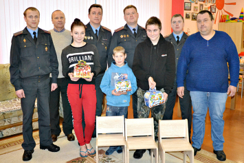 Милиционеры Хойникского РОВД подарили детскому социальному центру мебель 