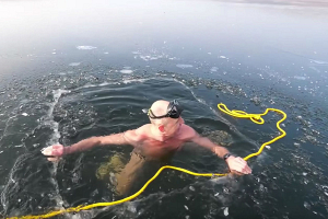 Дайвер из Чехии поразил сеть видео, на котором он плывет подо льдом озера
